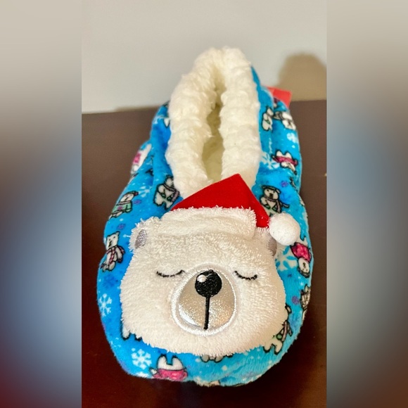 Women’s cozy fleece slippers. OS. Guesstimate is size 6-7. NWT - Picture 1 of 5
